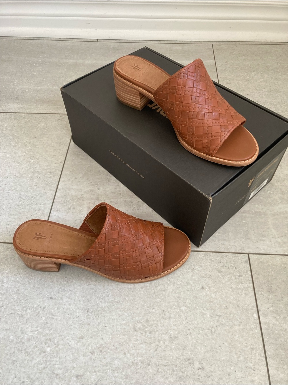 NIB Frye Cindy y2k mules sandal woven leather tan 6.5